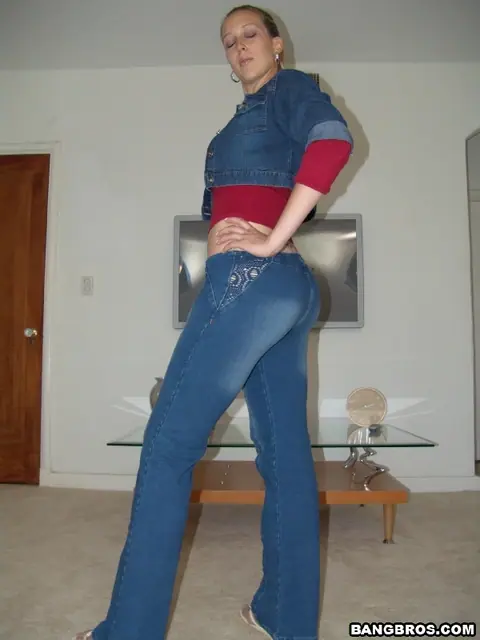 Thick Babe in Jeans and Lingerie Gives a Handjob Until He Cums – photo 3 of 20