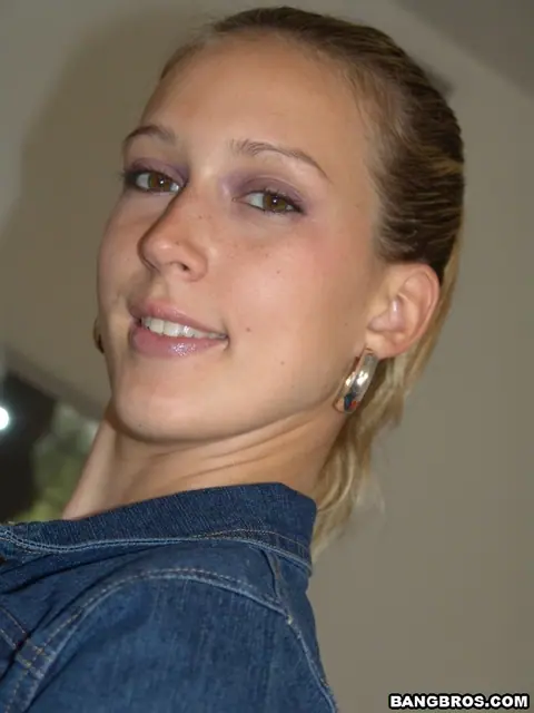 Thick Babe in Jeans and Lingerie Gives a Handjob Until He Cums – photo 5 of 20