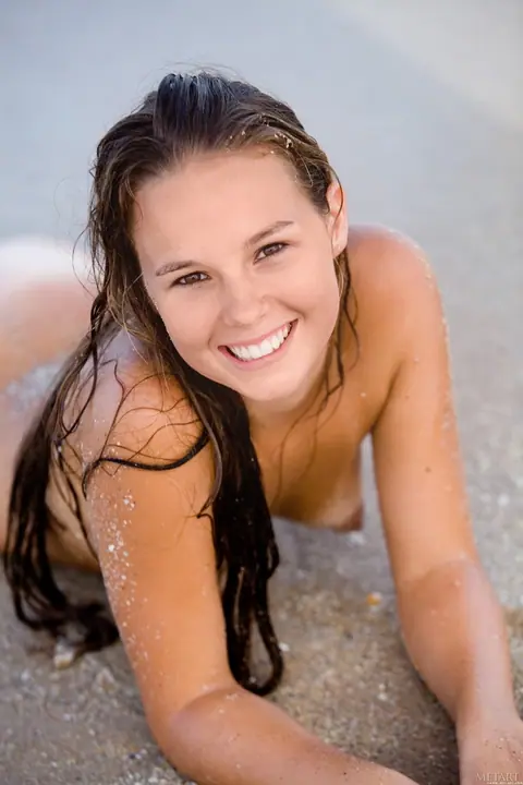 Tanned Woman Spreads Her Pussy on the Beach – photo 19 of 20