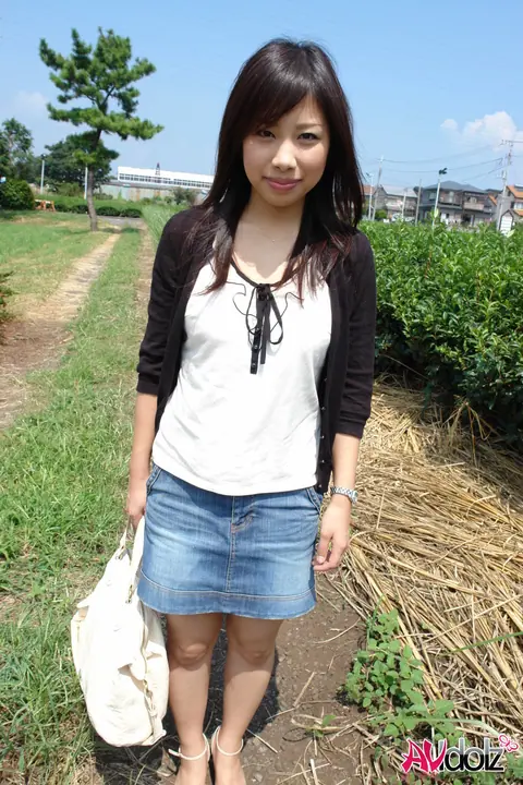 Japanese PAWG Lifts Skirt and Shows Her Hairy Pussy Outdoors – photo 1 of 20