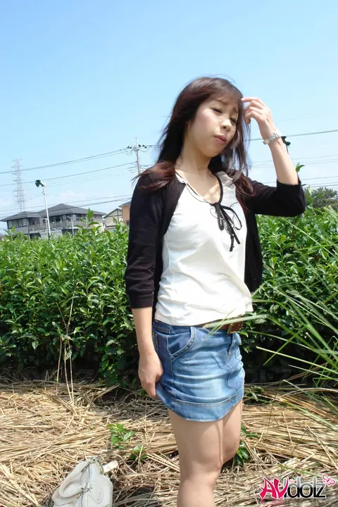 Japanese PAWG Lifts Skirt and Shows Her Hairy Pussy Outdoors – photo 15 of 20