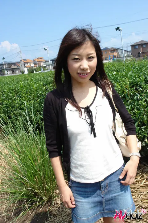 Japanese PAWG Lifts Skirt and Shows Her Hairy Pussy Outdoors – photo 2 of 20
