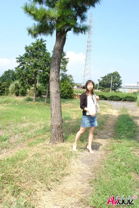 Japanese PAWG Lifts Skirt and Shows Her Hairy Pussy Outdoors – photo 5 of 20