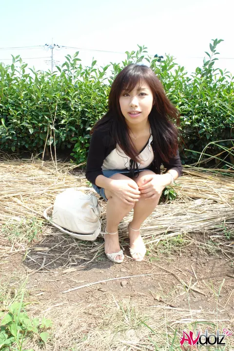 Japanese PAWG Lifts Skirt and Shows Her Hairy Pussy Outdoors – photo 7 of 20