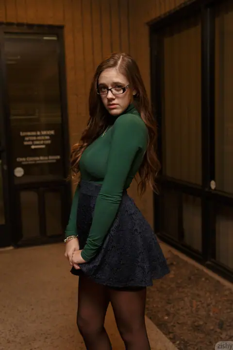 Rochelle Safford: Busty Brunette in Stockings and Heels Shows Off Her Big Ass – photo 9 of 11