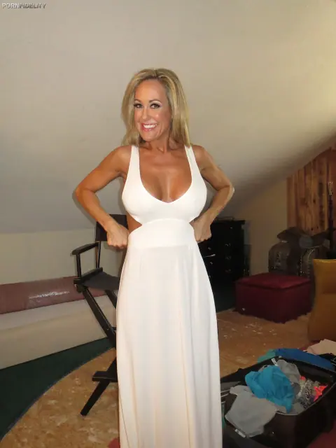 Brandi Love: Tanned Blonde MILF Strips Outdoors and Spreads Her Pussy – photo 12 of 17