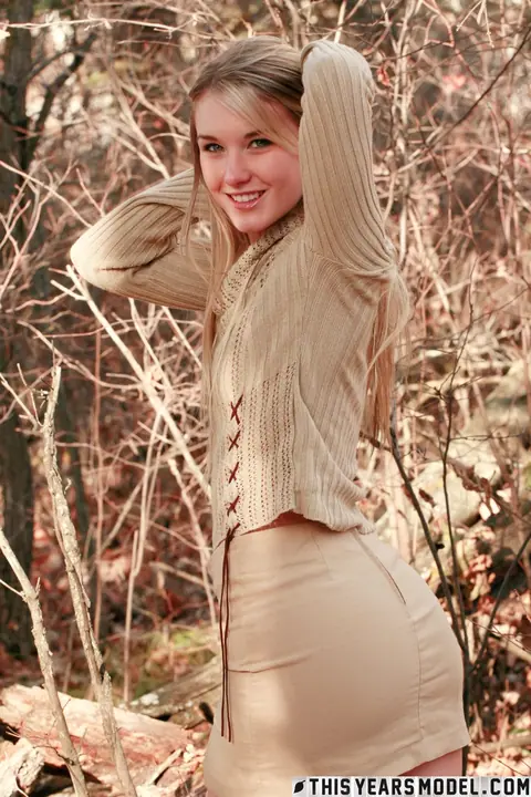 Blonde PAWG Shows Off Her Ass in a Public Park – photo 5 of 15