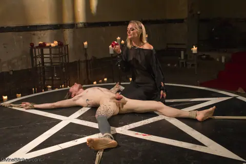 Mona Wales: Tall Blonde MILF Dominates with Handjob and Spreads Her Legs – photo 17 of 20