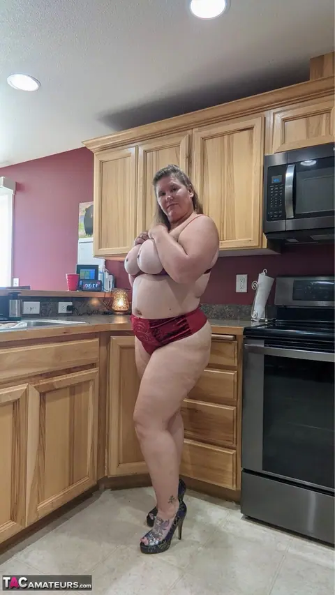 Busty Kris Ann: Mature Blonde BBW Shows Her Big Tits and Hairy Pussy in the Kitchen – photo 9 of 16