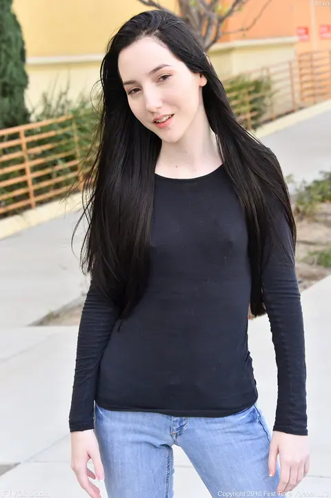 Petite Brunette PAWG in Jeans Spreads Her Trimmed Pussy Outdoors – photo 1 of 20