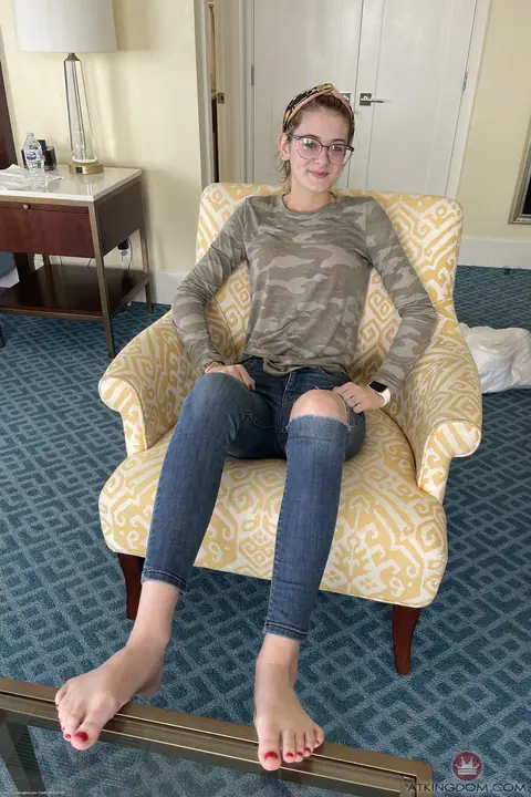Meloni Moon: Skinny Brunette in Jeans and Glasses Spreads Her Big Ass – photo 4 of 20