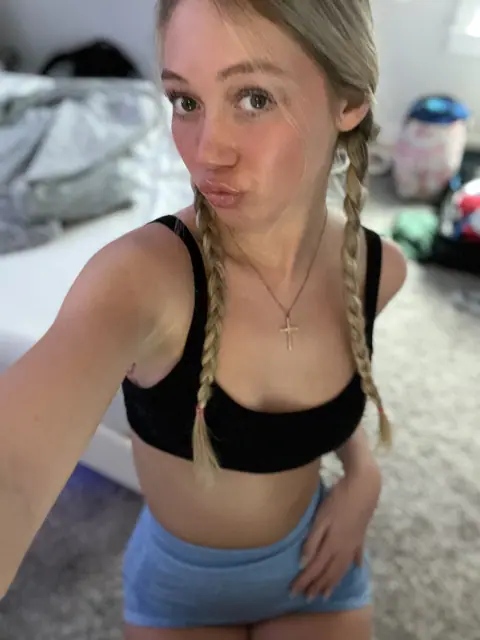 Thick Blonde Poses in a Bikini Showing Her Big Ass – photo 9 of 12