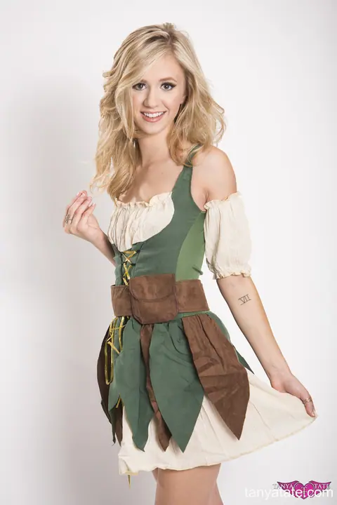 Rachel James: Blonde Sheds Her Cosplay Costume to Reveal Her Shaved Pussy – photo 8 of 15