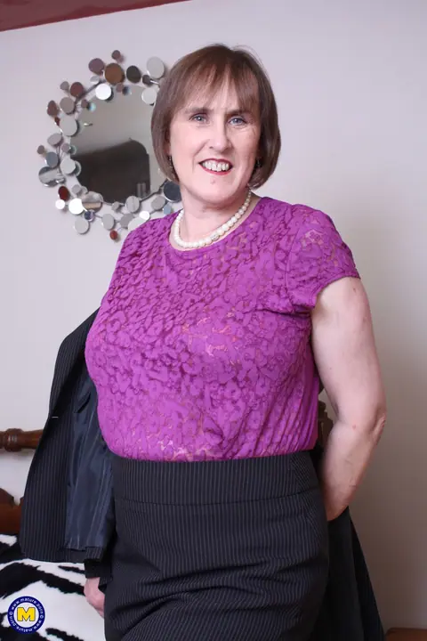 British Granny in Stockings Fingers Her Pussy – photo 4 of 20