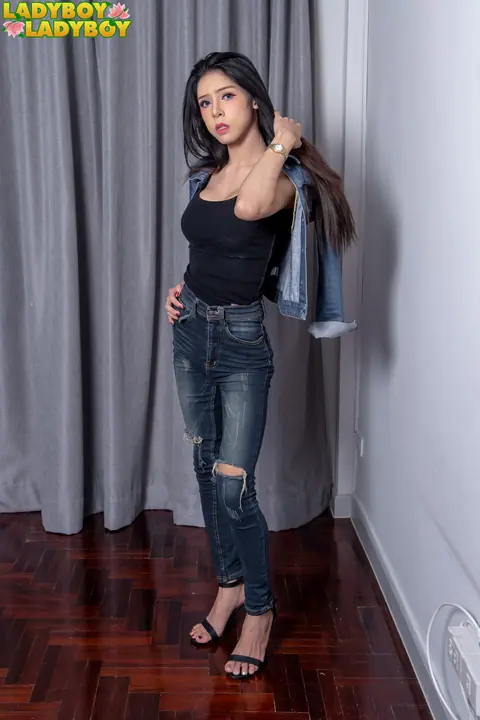 Trans Woman Kisses and Has Sex with Her Partner – photo 1 of 15