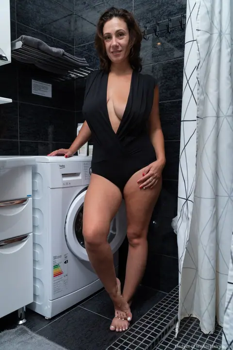 Gadget: Curvy Brunette Mature Woman Fingers Her Hairy Pussy in the Bathroom – photo 2 of 20