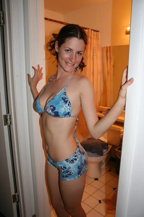 Tall Amateur MILF Poses in a Blue Bikini – photo 10 of 12