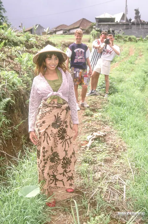 Su Ann: Asian Brunette Takes Triple Penetration in the Forest – photo 2 of 12