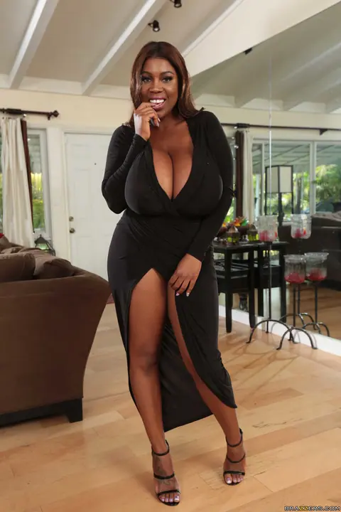 Maserati Xxx: Ebony PAWG With Huge Natural Tits Strips Out of Her Skirt – photo 3 of 20