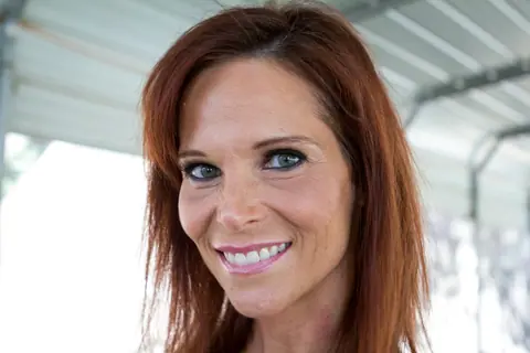 Syren De Mer: Thick Redhead MILF in Jeans and High Heels Spreads Outdoors – photo 5 of 20