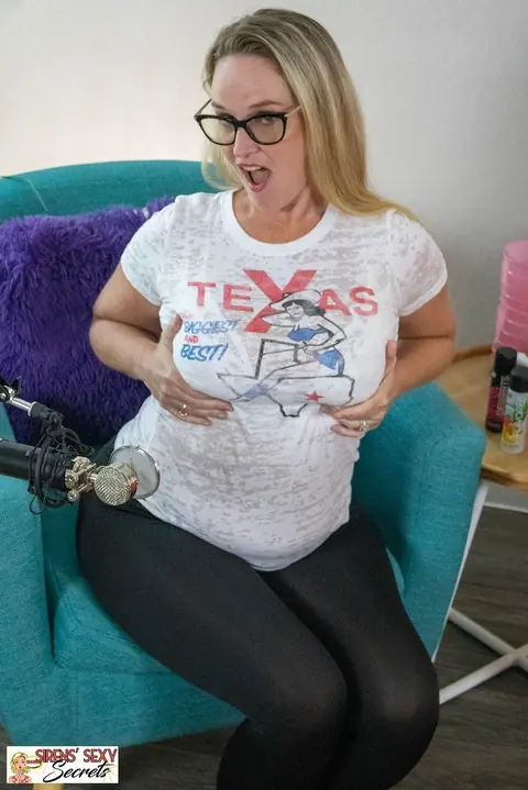 Dee Siren: Curvy Blonde MILF in Glasses Bends Over and Spreads – photo 3 of 20