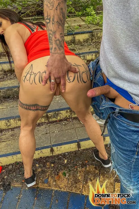 PAWG MILF Takes Anal Doggy Outdoors – photo 10 of 20