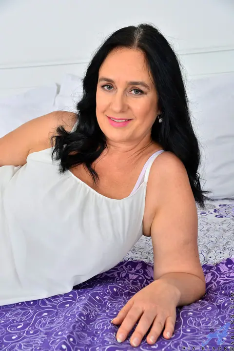 Ria Black: Curvy Czech MILF Spreads Her Shaved Pussy – photo 3 of 21