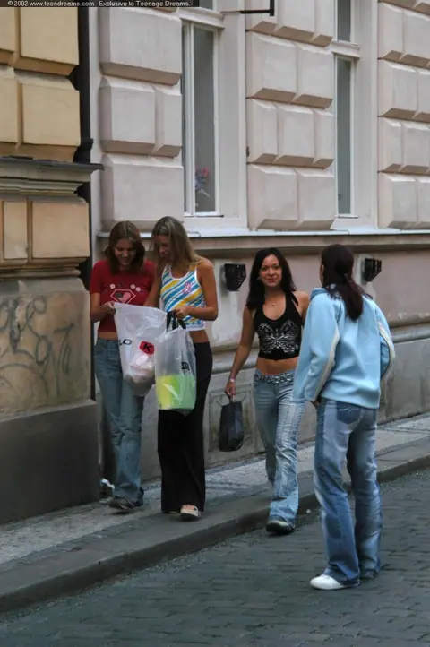 Klara Weselowska: Thick Brunette Lesbians Lick Pussy and Share a Dildo in a Group – photo 1 of 21