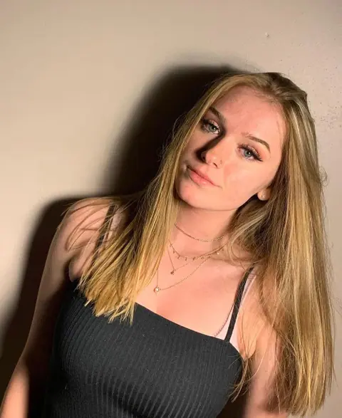 Blake Blossom: Skinny Blonde Poses in Jeans and Panties for Selfies – photo 1 of 20