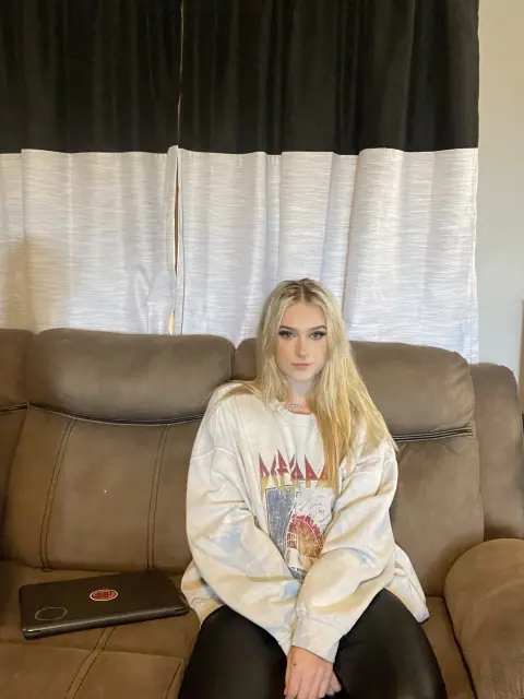 Blake Blossom: Skinny Blonde Poses in Jeans and Panties for Selfies – photo 12 of 20