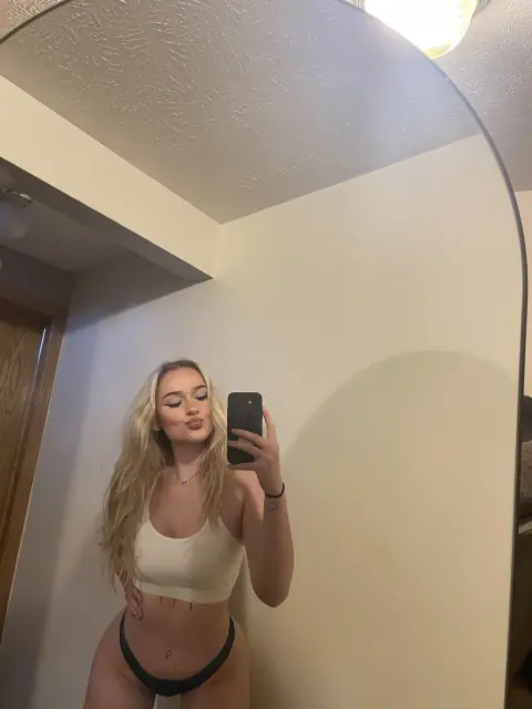 Blake Blossom: Skinny Blonde Poses in Jeans and Panties for Selfies – photo 14 of 20