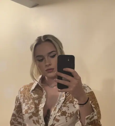 Blake Blossom: Skinny Blonde Poses in Jeans and Panties for Selfies – photo 16 of 20