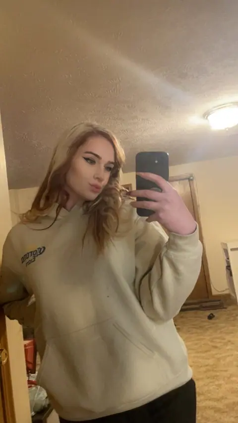 Blake Blossom: Skinny Blonde Poses in Jeans and Panties for Selfies – photo 19 of 20