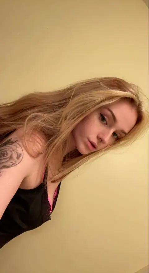 Blake Blossom: Skinny Blonde Poses in Jeans and Panties for Selfies – photo 8 of 20