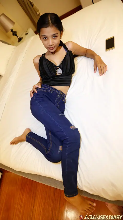 Petite Asian Babe Rides Her Partner Cowgirl in Jeans – photo 1 of 20