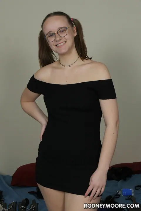 Thick Woman in Glasses Strips Nude and Spreads Her Cheeks – photo 2 of 20