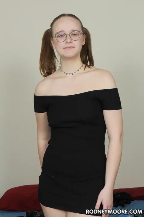 Thick Woman in Glasses Strips Nude and Spreads Her Cheeks – photo 4 of 20