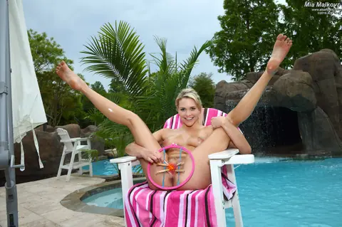 Mia Malkova: Blonde with Big Tits Strips Off Her Bikini and Uses a Dildo by the Pool – photo 14 of 15