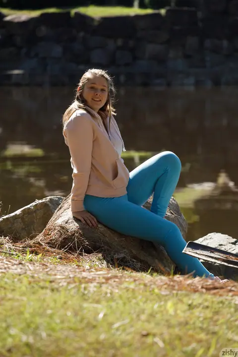 Fawn Richfield: BBW Brunette Teases in Yoga Pants Outdoors – photo 3 of 12