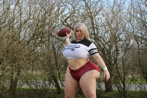 Natasha Crown: Curvy MILF Shows Off Her Big Ass Outdoors – photo 13 of 15