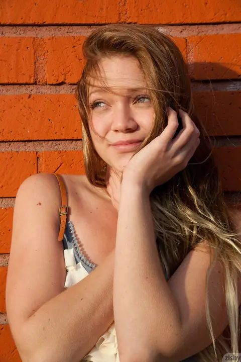 Jessie Andrews: Blonde PAWG Flashes Her Ass in a Skirt Outdoors – photo 10 of 11