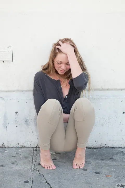 Jessie Andrews: Blonde PAWG Flashes Her Ass in a Skirt Outdoors – photo 5 of 11