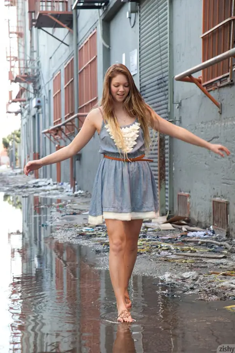 Jessie Andrews: Blonde PAWG Flashes Her Ass in a Skirt Outdoors – photo 7 of 11