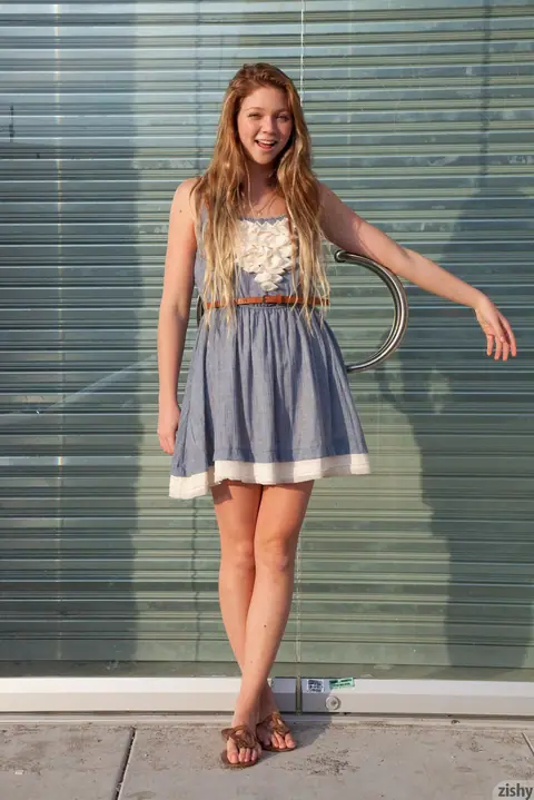 Jessie Andrews: Blonde PAWG Flashes Her Ass in a Skirt Outdoors – photo 9 of 11