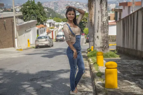 Denisse Gomez: Brunette Latina Poses Outdoors in Jeans – photo 6 of 20