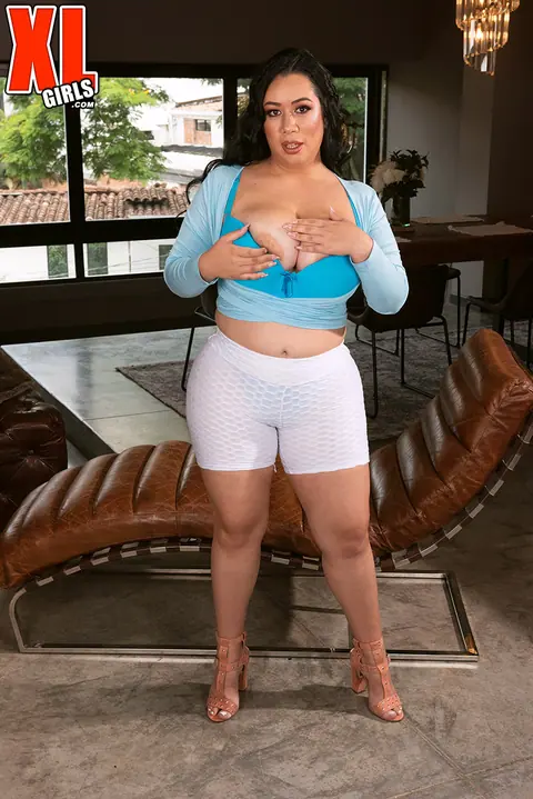 Julia Mendoza: Curvy Latina Reveals Big Tits After Shorts – photo 6 of 16