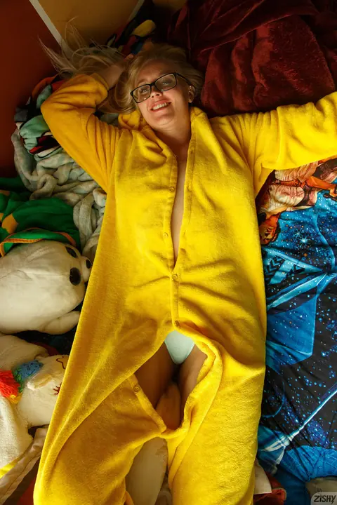 Harley Woodburn: Blonde with Glasses Shows Her Natural Tits – photo 2 of 12