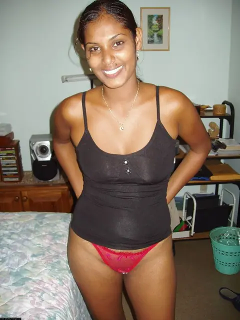 Indian Babe Pulls Down Her Jeans and Flashes Her Big Tits at the Beach – photo 1 of 10
