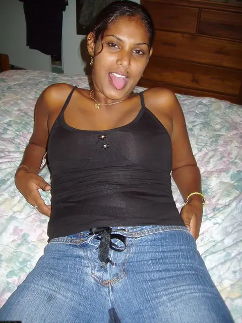Indian Babe Pulls Down Her Jeans and Flashes Her Big Tits at the Beach – photo 3 of 10