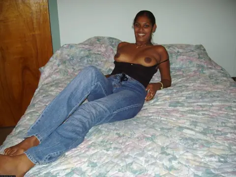 Indian Babe Pulls Down Her Jeans and Flashes Her Big Tits at the Beach – photo 4 of 10